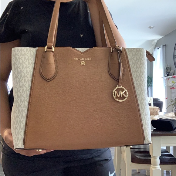 Last one 🌟New MK tote 🦄🦄 very pretty roomy - Picture 3 of 8